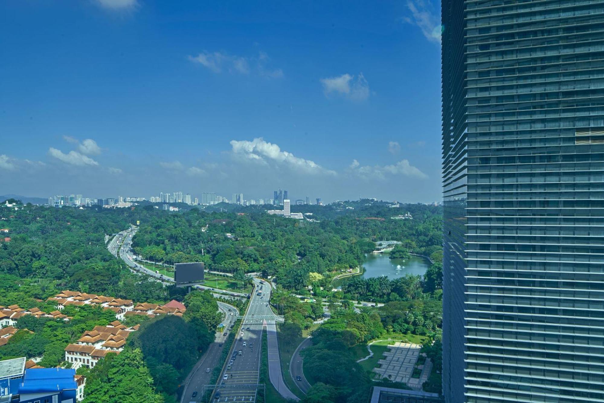 Le Meridien Kuala Lumpur Kültér fotó View of the KL Forest City from the KL Tower