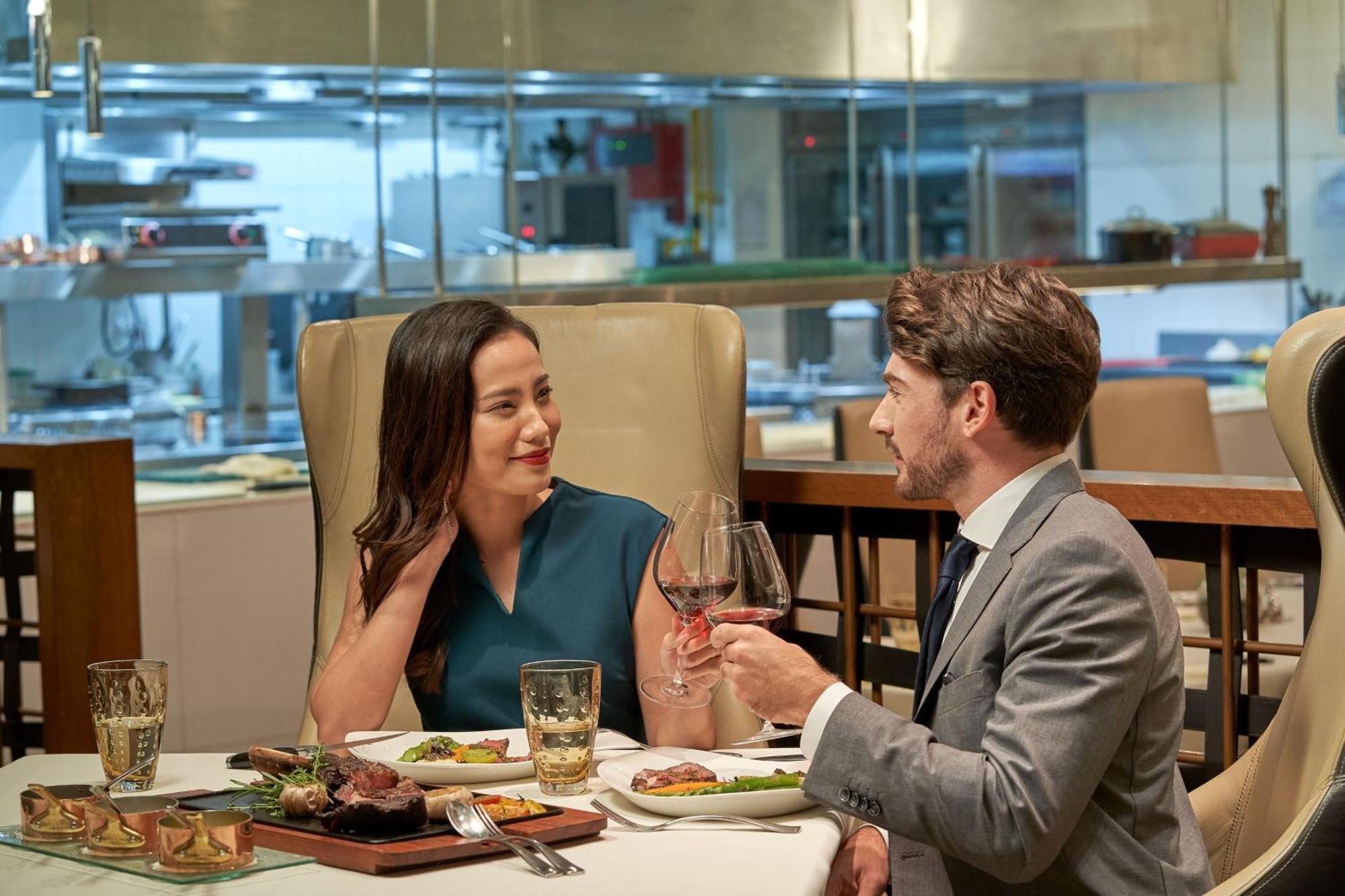 Le Meridien Kuala Lumpur Kültér fotó A couple dining at the restaurant